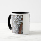 ポンデローサパインの枝に雪が積もる マグカップ (正面左)