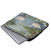 ポンドサイドの静けさ ラップトップスリーブ (正面下部)