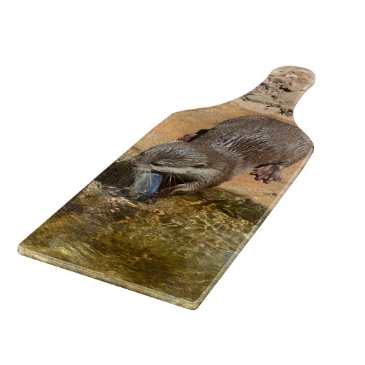 **「ポンドサイドの饗宴：カワウソと彼のキャッチ** カッティングボード (角)