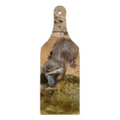 **「ポンドサイドの饗宴：カワウソと彼のキャッチ** カッティングボード (正面)