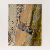 **「ポンドサイドの饗宴:カワウソと彼のキャッチ** ジグソーパズル (縦)