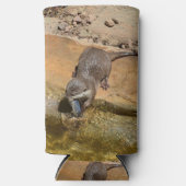 **「ポンドサイドの饗宴：カワウソと彼のキャッチ** スリム缶クーラー (正面)
