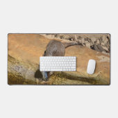 **「ポンドサイドの饗宴：カワウソと彼のキャッチ** デスクマット (キーボード&マウス)