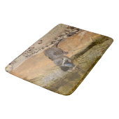 **「ポンドサイドの饗宴：カワウソと彼のキャッチ** バスマット (アングル)