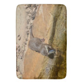 **「ポンドサイドの饗宴：カワウソと彼のキャッチ** バスマット (正面縦)