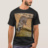 **「ポンドサイドの饗宴:カワウソと彼のキャッチ** Tシャツ (正面)