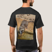 **「ポンドサイドの饗宴:カワウソと彼のキャッチ** Tシャツ (裏面)