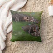 **「ポンドサイ遊ド：一緒に泳ぐ2匹のカバ** クッション (ブランケット)