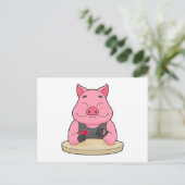 ポーカーカードと一緒にポーカーを楽しむ豚 ポストカード (スタンド正面)