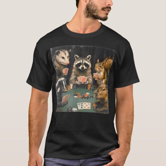 ポーカーカードギャンブルをする森の動物たち Tシャツ (正面)