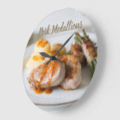 ポークメダリオンにジャガイモと豆を入れるテンダーロイン ラージ壁時計 (傾斜)