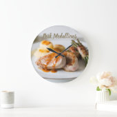 ポークメダリオンにジャガイモと豆を入れるテンダーロイン ラージ壁時計 (ホーム)