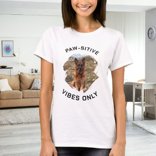 ポーサイティブな雰囲気の犬の写真のみ Tシャツ