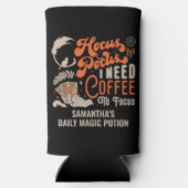 ポーションのハロウィーンを焦点に合わせる魔女ホカスポカスコーヒー スリム缶クーラー (裏面)