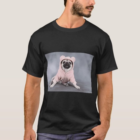 ポーズをとるパグ Tシャツ (正面)