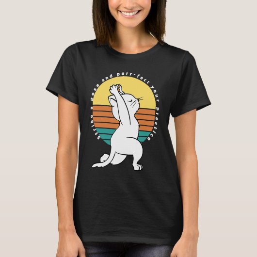 ポーズを決めて、ヨガの練習を完璧にしよう 猫 Tシャツ (正面)