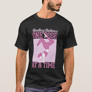 ポーズを重ねてバランスをとるヨガママ Tシャツ