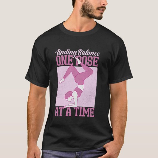 ポーズを重ねてバランスをとるヨガママ Tシャツ (正面)