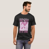 ポーズを重ねてバランスをとるヨガママ Tシャツ (正面フル)