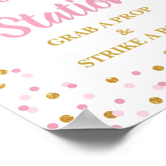 ポーズサインをピンクに打つプロップをつかむ自撮りステーション ポスター (角)