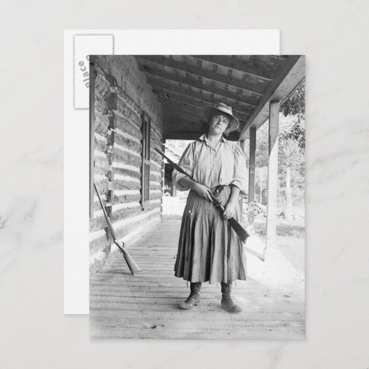 ポーチのライフルを握っている女性 ポストカード (正面/裏面)