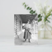 ポーチのライフルを握っている女性 ポストカード (スタンド正面)