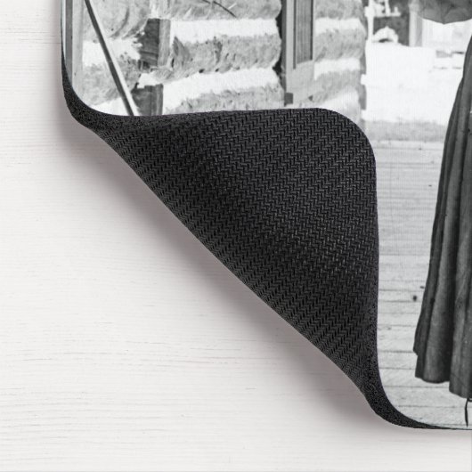 ポーチのライフルを握っている女性 マウスパッド (コーナー)