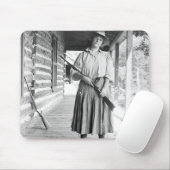 ポーチのライフルを握っている女性 マウスパッド (マウス)