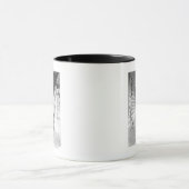 ポーチのライフルを握っている女性 マグカップ (中央)