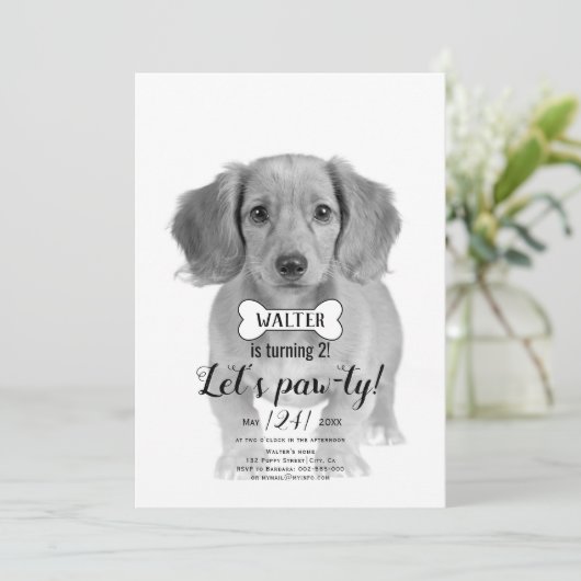 ポーティだ！犬のペットの骨の黒い誕生日の写真 招待状 (スタンド正面)