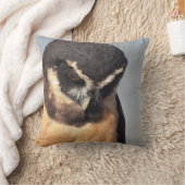 ポートを見下ろすメガネフクロウ怒の閉じ込め クッション (ブランケット)