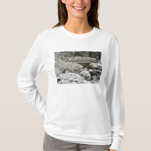 ポートランド日本庭園の雪景色、 Tシャツ