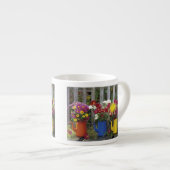 ポートランド、オレゴン州、米国。アンティークエナメル器 エスプレッソカップ (正面右)