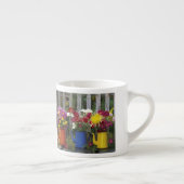 ポートランド、オレゴン州、米国。アンティークエナメル器 エスプレッソカップ (右)