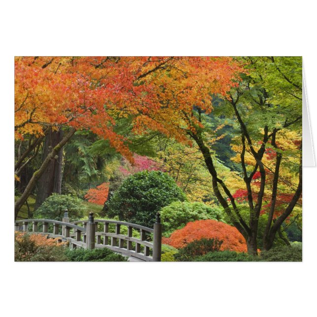 ポートランド、オレゴン州、米国。木橋と楓 (正面横)