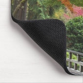 ポートランド、オレゴン州、米国。木橋と楓 マウスパッド (コーナー)