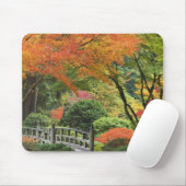 ポートランド、オレゴン州、米国。木橋と楓 マウスパッド (マウス)