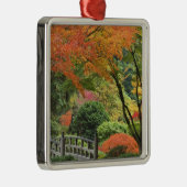 ポートランド、オレゴン州、米国。木橋と楓 メタルオーナメント (右)