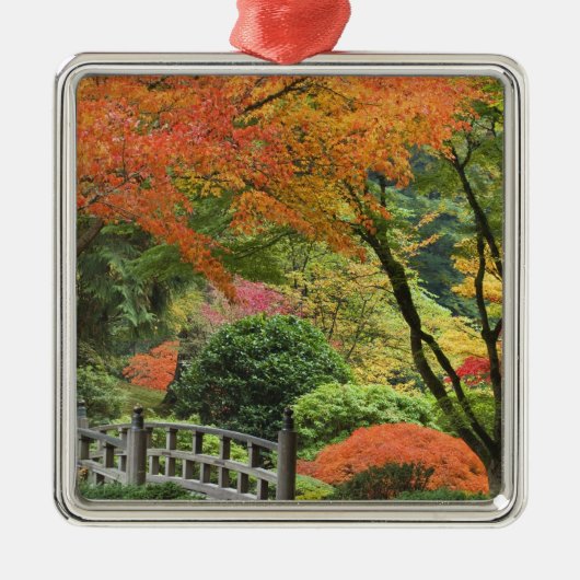 ポートランド、オレゴン州、米国。木橋と楓 メタルオーナメント (正面)
