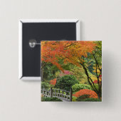 ポートランド、オレゴン州、米国。木橋と楓 缶バッジ (正面&裏面)