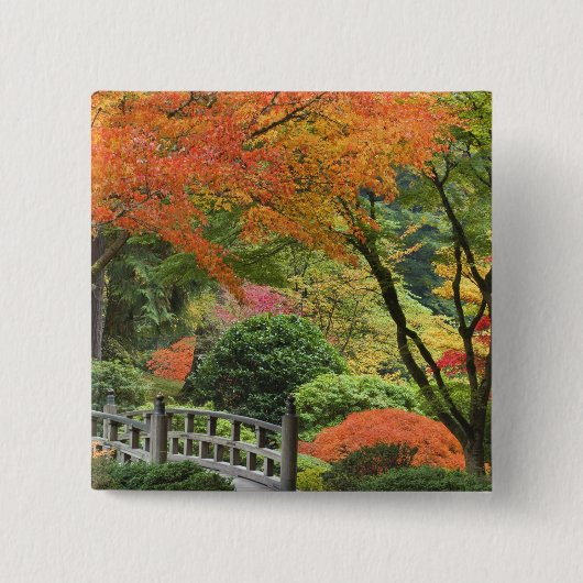 ポートランド、オレゴン州、米国。木橋と楓 缶バッジ (正面)