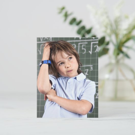 ポートレートの前の教室の少年 ポストカード (スタンド正面)