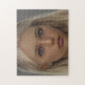 ポートレートブルネットブロンドブルーアイドヤングウーマン ジグソーパズル (縦)