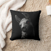 ポートレート頭かわいいラマと黒い背景 クッション (ブランケット)