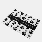ポーパターン、犬の足、白黒、あなたの名前 ドアマット (アングル)