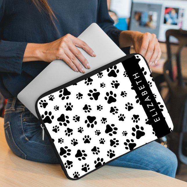 ポーパターン、犬の足、白黒、あなたの名前 ラップトップスリーブ (クリエイターアップロード済み)