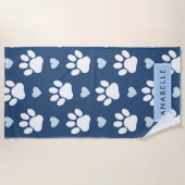 ポーパターン、白い足、青いハート、名前 ビーチタオル (正面)