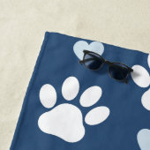 ポーパターン、白い足、青いハート、名前 ビーチタオル (インサイチュ)