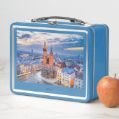 ポーランドのクラクフの夜と素敵な青い箱。 メタルランチボックス (インサイチュ)