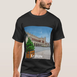 ポーランドのクラクフ旧市街にある広場 Tシャツ